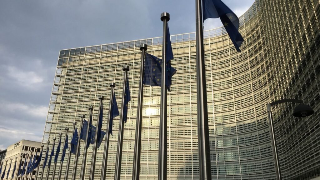Façade du Berlaymont à Bruxelles, siège de la Commission européenne, avec les drapeaux européens