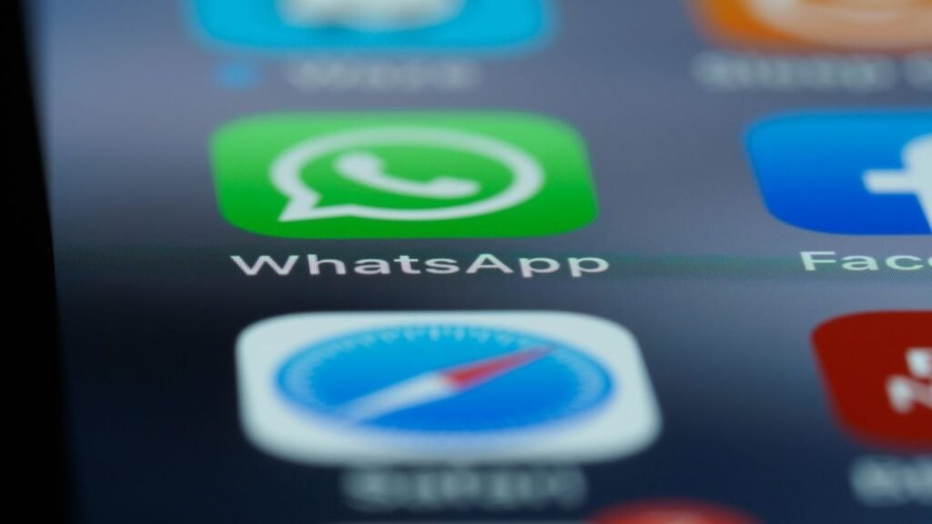Gros plan sur les icônes WhatsApp et Safari sur l'écran d'un smartphone
