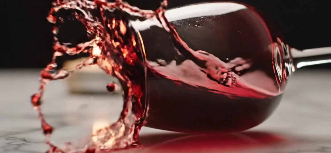Verre de vin renversé au ralenti, éclaboussure générée par Veo 3.1 dans Higgsfield